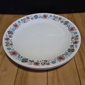 4 Corelle Nordic Bloom dinner plates, one has a small chip, see pictures